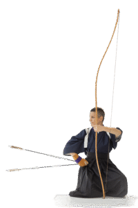 zdjęcie pani siedząca z łukiem i strzałami