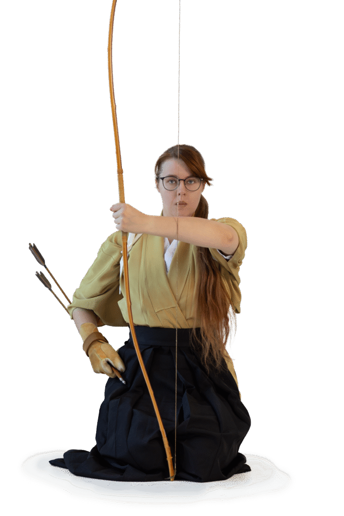 zdjęcie dziewczyna siedząca z łukiem i strzałami