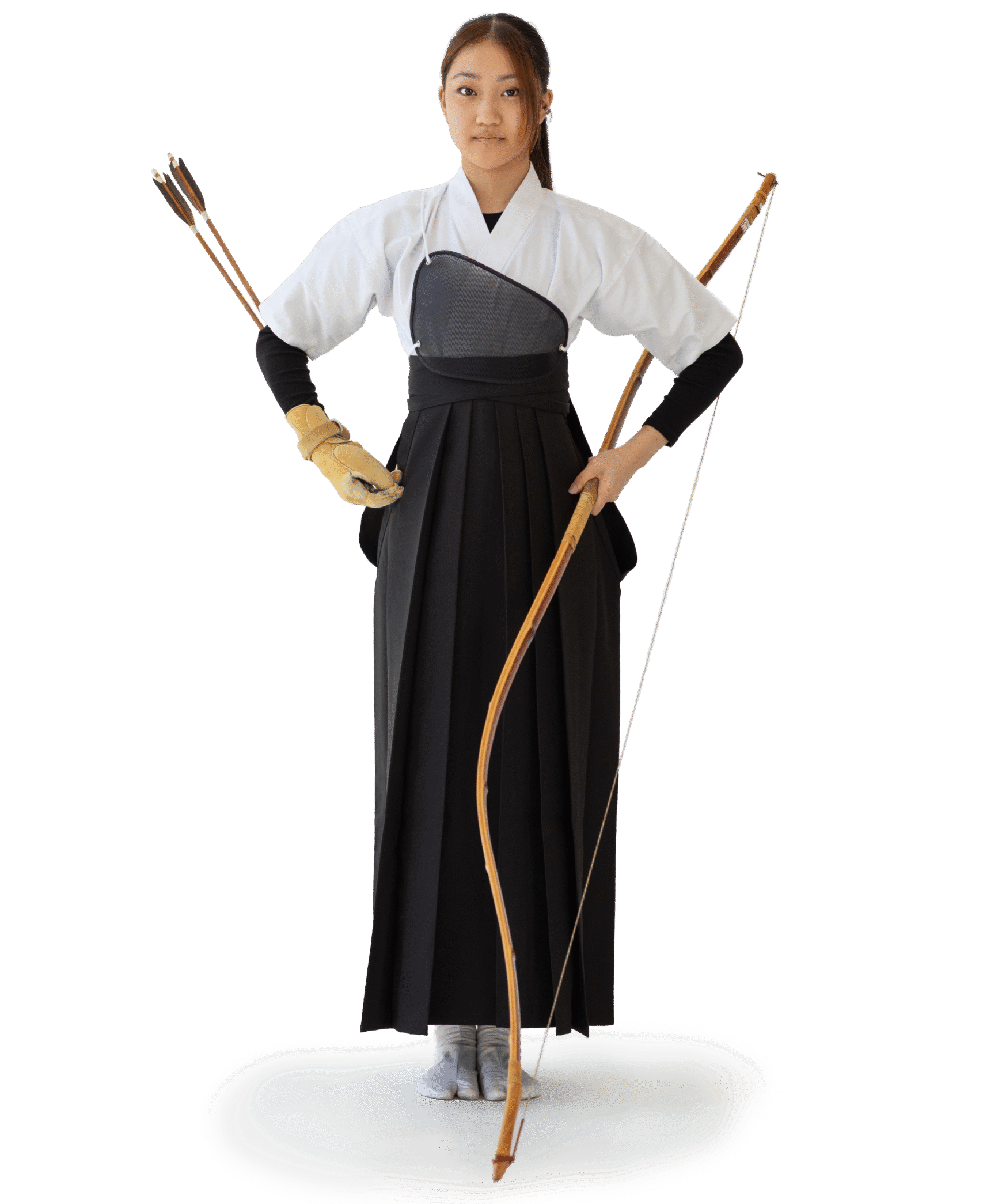 zdjęcie dziewczyna stojąca z łukiem i strzałami