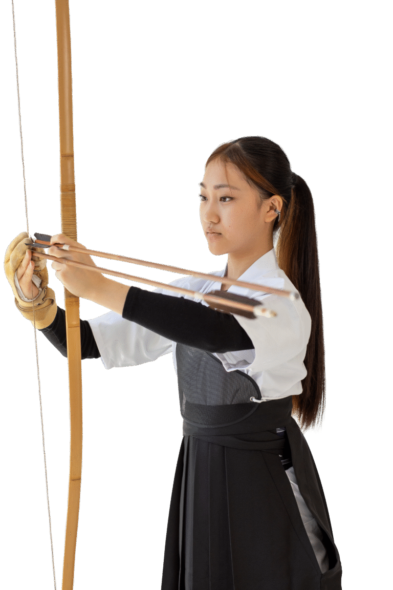 zdjęcie osoba nakładająca strzały na łuk