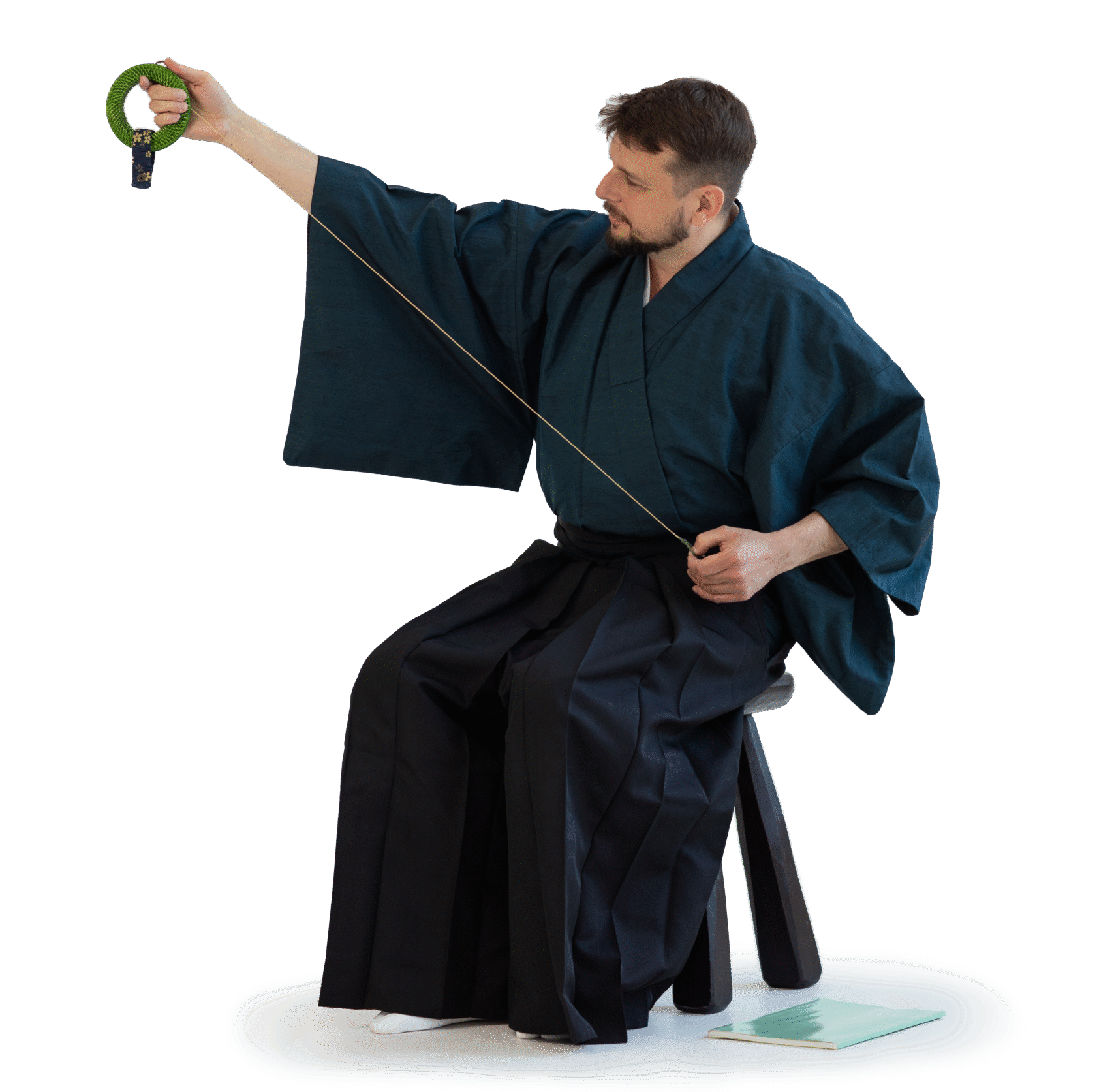 zdjęcie siedząca osoba w stroju do kyudo